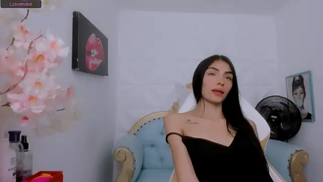 Snapshot of eimy_skinny_ chatting on 10/23/25, 05:00 eimy skinny online show from 10/23/25, 05:00