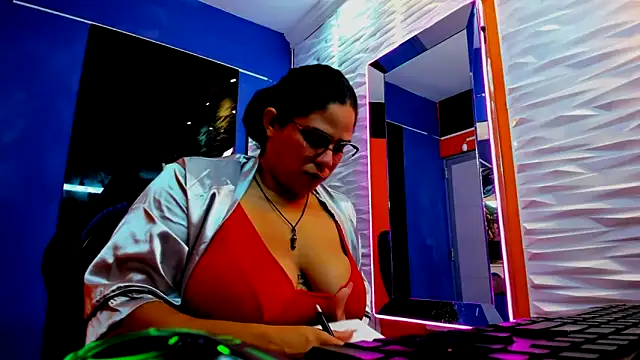 lucia ht online show from 09/09/25, 02:10