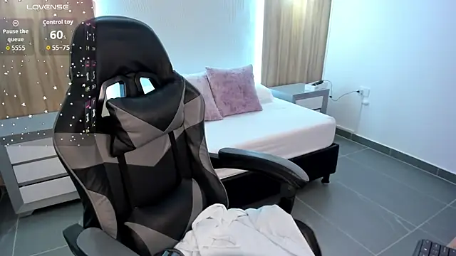 megara x  online show from 10/18/25, 11:40