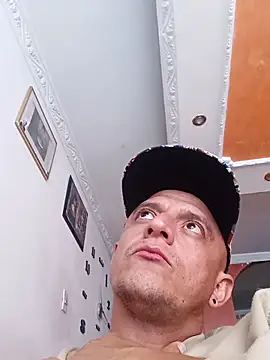 Snapshot of leon8013A chatting on 10/30/25, 04:15 leon8013A online show from 10/30/25, 04:15