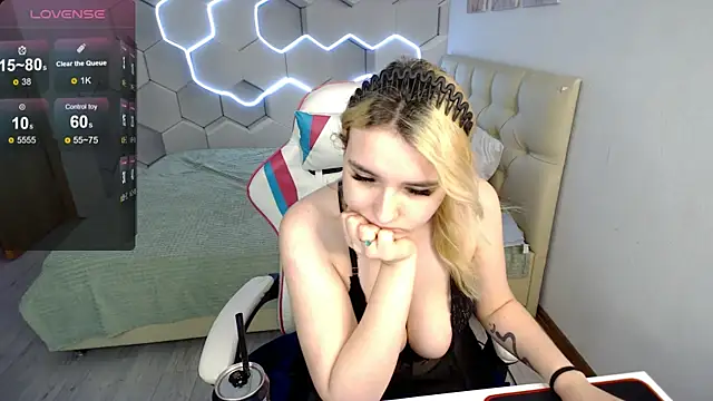 Snapshot of aliicemeow chatting on 06/10/26, 05:30 aliicemeow online show from 06/10/26, 05:30