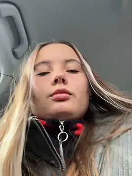 Snapshot of StephanieMur chatting on 10/07/25, 04:24 StephanieMur online show from 10/07/25, 04:24