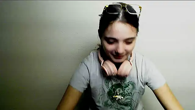 Snapshot of Sun_Shine__ chatting on 12/22/25, 10:32 Sun Shine online show from 12/22/25, 10:32