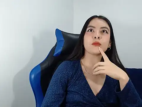 Snapshot of EloiseJun chatting on 10/11/25, 02:23 EloiseJun online show from 10/11/25, 02:23