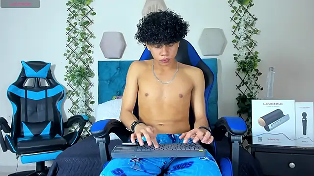 Snapshot of _taylor_black chatting on 10/31/25, 03:08  taylor black online show from 10/31/25, 03:08