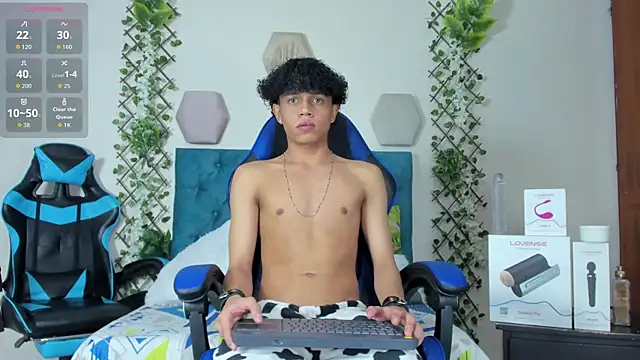 Snapshot of _taylor_black chatting on 10/18/25, 08:22  taylor black online show from 10/18/25, 08:22