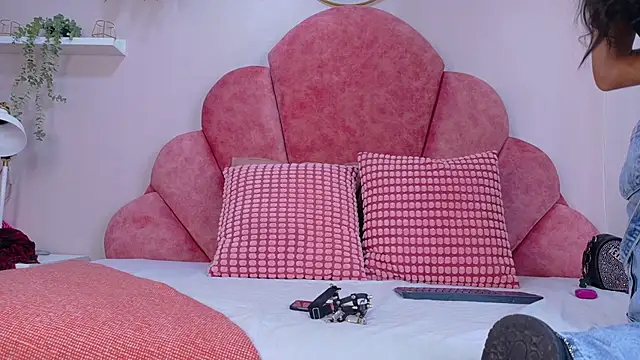 TiffValentinee  online show from 10/22/25, 07:57