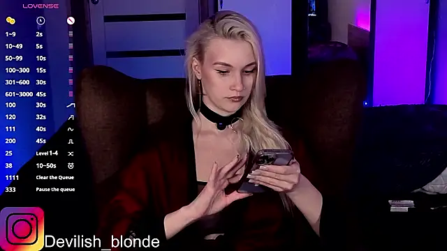 Snapshot of HitchcocianBlonde chatting on 02/19/26, 07:00 HitchcocianBlonde online show from 02/19/26, 07:00