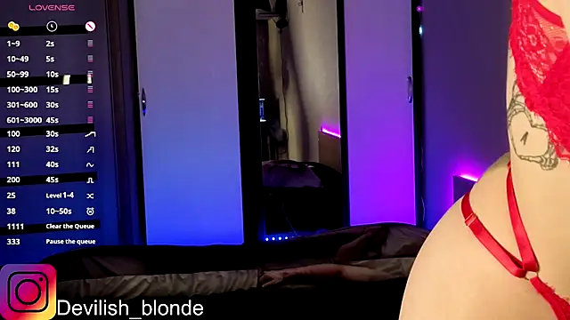 Snapshot of HitchcocianBlonde chatting on 11/27/25, 04:51 HitchcocianBlonde online show from 11/27/25, 04:51