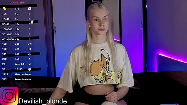 Snapshot of HitchcocianBlonde chatting on 11/29/25, 05:24 HitchcocianBlonde online show from 11/29/25, 05:24