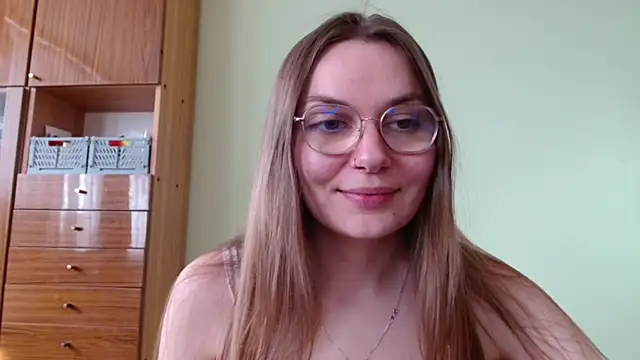 Snapshot of LooveELLYx chatting on 05/22/26, 02:26 LooveELLYx online show from 05/22/26, 02:26