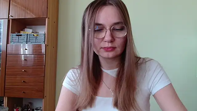 Snapshot of LooveELLYx chatting on 10/04/25, 06:37 LooveELLYx online show from 10/04/25, 06:37