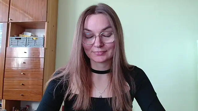 Snapshot of LooveELLYx chatting on 10/20/25, 01:33 LooveELLYx online show from 10/20/25, 01:33