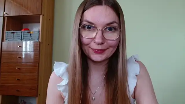 Snapshot of LooveELLYx chatting on 05/06/26, 01:37 LooveELLYx online show from 05/06/26, 01:37