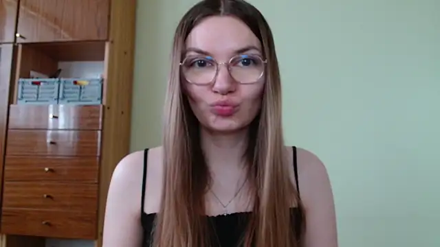 Snapshot of LooveELLYx chatting on 05/15/26, 06:33 LooveELLYx online show from 05/15/26, 06:33