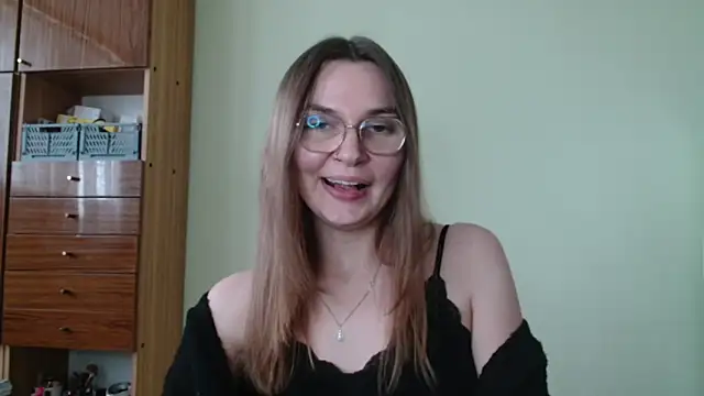 Snapshot of LooveELLYx chatting on 10/08/25, 01:34 LooveELLYx online show from 10/08/25, 01:34
