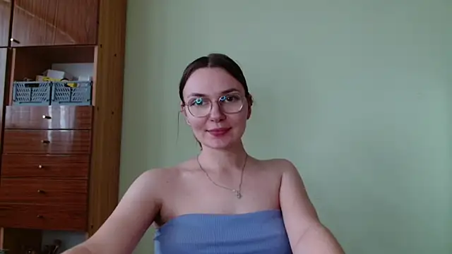 Snapshot of LooveELLYx chatting on 09/22/25, 01:28 LooveELLYx online show from 09/22/25, 01:28