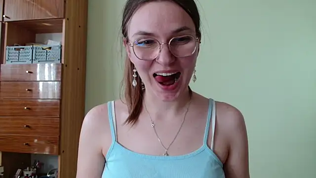 Snapshot of LooveELLYx chatting on 04/15/26, 01:37 LooveELLYx online show from 04/15/26, 01:37