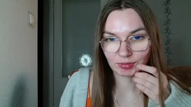 Snapshot of LooveELLYx chatting on 03/18/25, 05:44 LooveELLYx online show from 03/18/25, 05:44