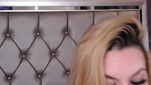 Snapshot of MayaHale chatting on 11/26/25, 11:54 MayaHale online show from 11/26/25, 11:54