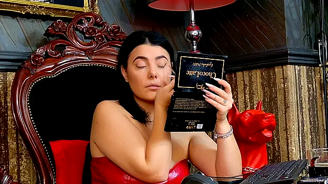 Snapshot of MistressEly chatting on 10/19/25, 10:40 MistressEly online show from 10/19/25, 10:40