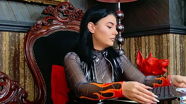 Snapshot of MistressEly chatting on 10/31/25, 01:19 MistressEly online show from 10/31/25, 01:19