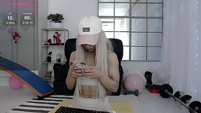 Snapshot of SarahRaynex chatting on 04/09/26, 12:00 SarahRaynex online show from 04/09/26, 12:00