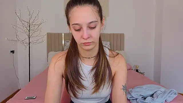 Snapshot of Little_cherryy__ chatting on 11/13/25, 11:47 Little cherryy online show from 11/13/25, 11:47