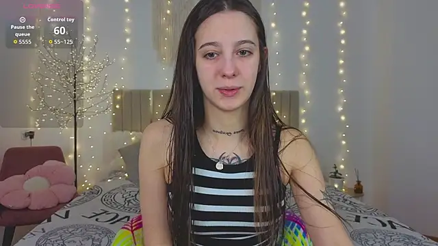 Snapshot of Little_cherryy__ chatting on 12/15/25, 08:09 Little cherryy online show from 12/15/25, 08:09