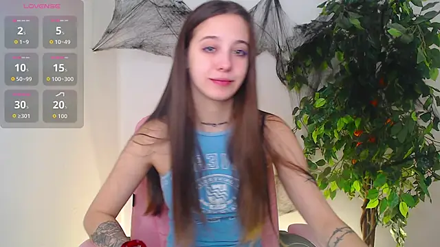 Snapshot of Little_cherryy__ chatting on 10/28/25, 08:13 Little cherryy online show from 10/28/25, 08:13