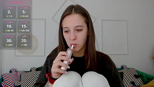 Snapshot of Little_cherryy__ chatting on 10/02/25, 06:39 Little cherryy online show from 10/02/25, 06:39