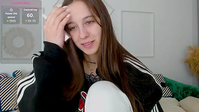 Snapshot of Little_cherryy__ chatting on 09/30/25, 06:52 Little cherryy online show from 09/30/25, 06:52