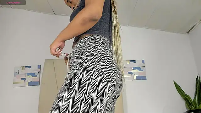Snapshot of Sophia_Ebony chatting on 06/15/26, 01:44 Sophia Ebony online show from 06/15/26, 01:44