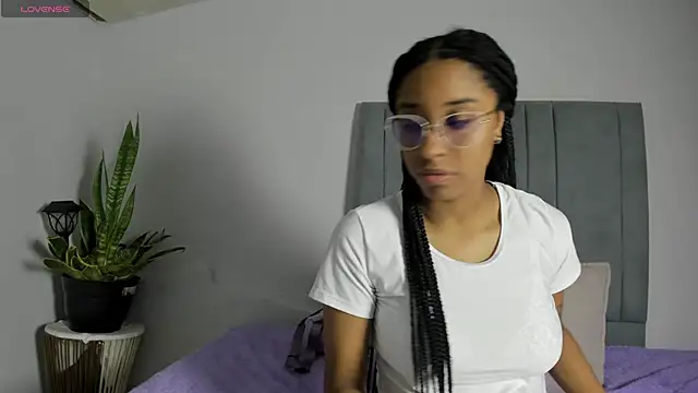 Snapshot of Sophia_Ebony chatting on 10/16/25, 12:35 Sophia Ebony online show from 10/16/25, 12:35