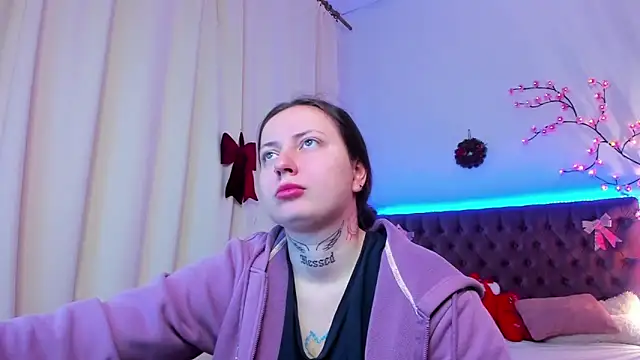 Snapshot of LilaVame chatting on 12/17/25, 12:15 LilaVame online show from 12/17/25, 12:15