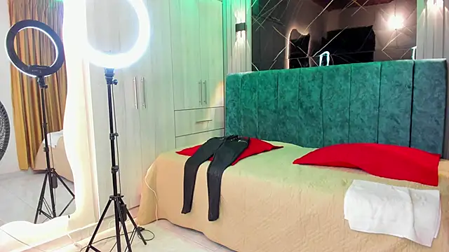 Cherry Castillo online show from 10/23/25, 12:04