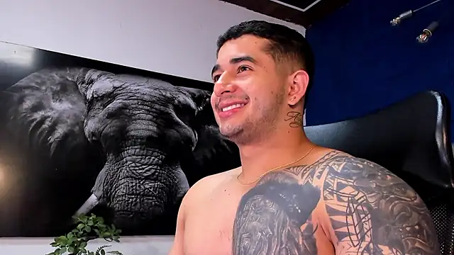 Snapshot of king_falconer chatting on 01/13/26, 12:58 king falconer online show from 01/13/26, 12:58