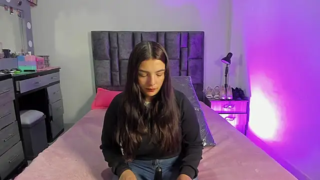 Snapshot of Esmeraldaa- chatting on 01/18/26, 10:07 Esmeraldaa- online show from 01/18/26, 10:07