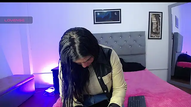 Esmeraldaa- online show from 09/12/25, 04:45