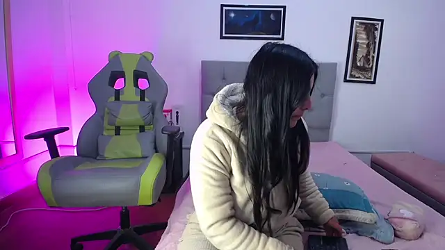 Esmeraldaa- online show from 10/15/25, 05:50