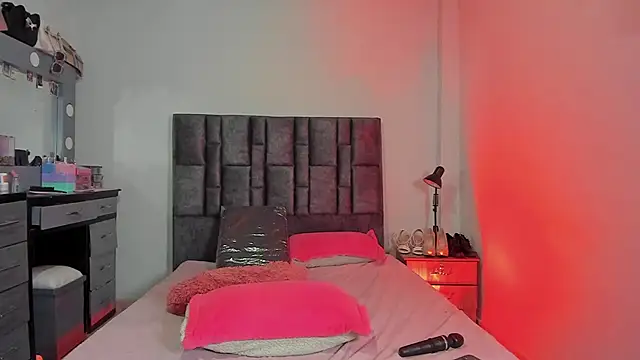 Snapshot of Esmeraldaa- chatting on 01/10/26, 05:36 Esmeraldaa- online show from 01/10/26, 05:36