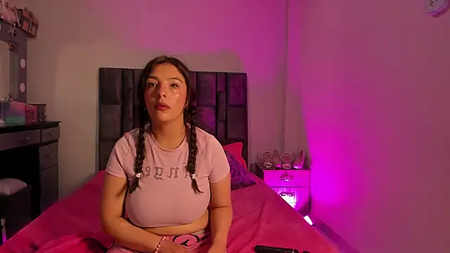 Esmeraldaa- online show from 11/26/25, 09:09