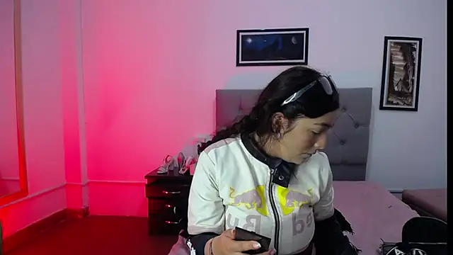 Esmeraldaa- online show from 11/15/25, 06:17