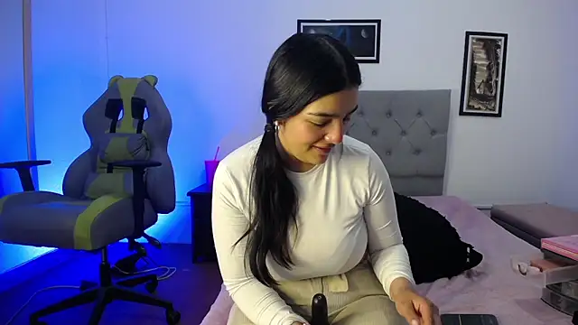 Esmeraldaa- online show from 10/25/25, 04:22