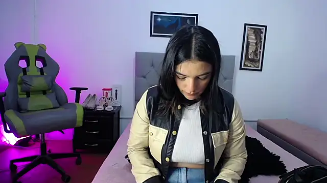 Esmeraldaa- online show from 10/17/25, 04:05