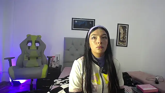 Esmeraldaa- online show from 10/29/25, 05:17