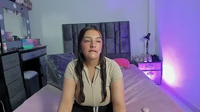 Snapshot of Esmeraldaa- chatting on 01/18/26, 10:13 Esmeraldaa- online show from 01/18/26, 10:13