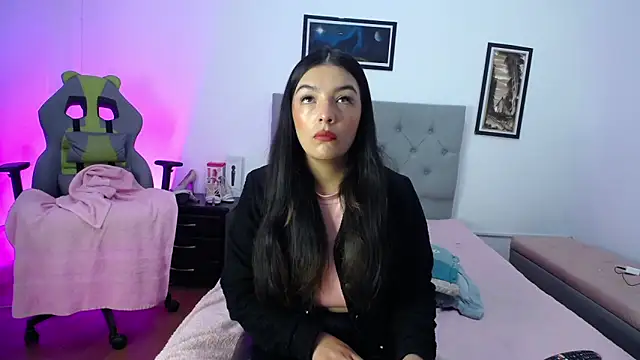 Esmeraldaa- online show from 10/14/25, 04:02