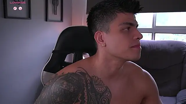 Snapshot of tyler_muscle1 chatting on 09/26/25, 04:03 tyler muscle1 online show from 09/26/25, 04:03