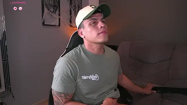 Snapshot of tyler_muscle1 chatting on 10/15/25, 02:21 tyler muscle1 online show from 10/15/25, 02:21